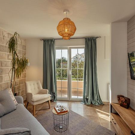 Stylish Mini-House With Garden & Beach Bijela Exterior photo