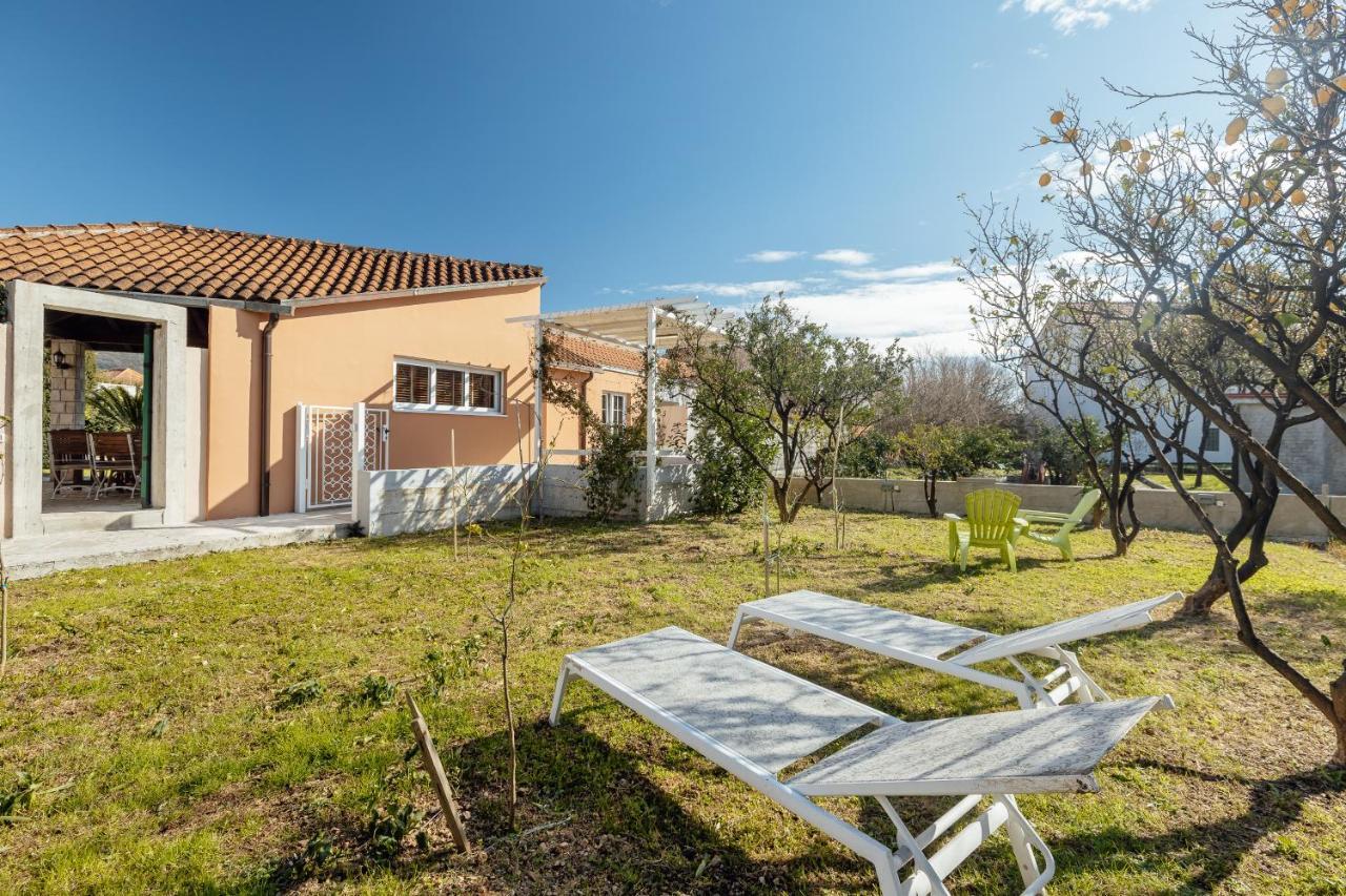 Stylish Mini-House With Garden & Beach Bijela Exterior photo