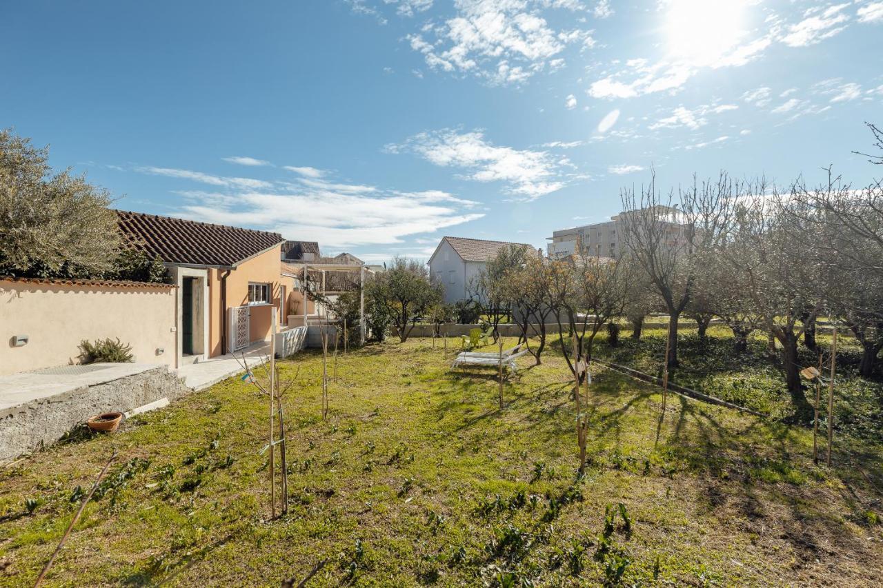 Stylish Mini-House With Garden & Beach Bijela Exterior photo